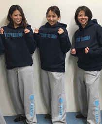 バスケットチームの練習用パーカーとスウェットパンツ